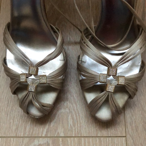 Gorgeous champagne gorgeous satin beaded sandals - Picture 2 of 6